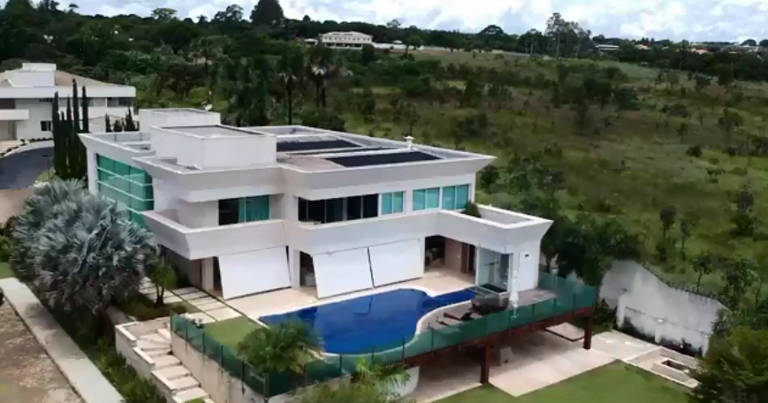 Flávio Bolsonaro adianta R$ 3,4 milhões em 3 anos e quita mansão financiada em Brasília
