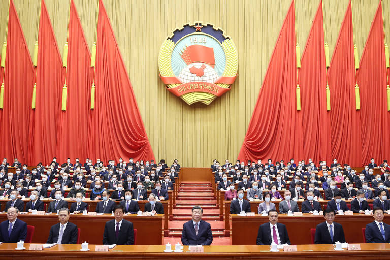 A 4ª sessão do 13º Comitê Nacional da Conferência Consultiva Política do Povo Chinês é inaugurada no Grande Salão do Povo em Pequim; ao centro, o líder Xi Jinping