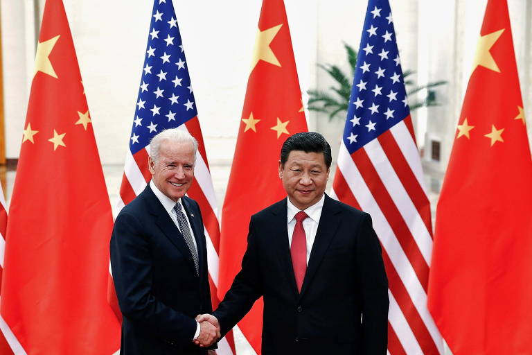 Joe Biden, quando era vice-presidente, cumprimenta Xi no Grande Salão do Povo, em Pequim
