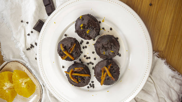 Bolinho de chocolate com ganache de laranja vegano