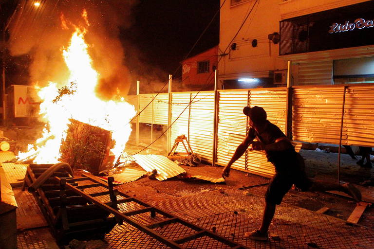 Manifestantes no Paraguai pedem a saída do presidente