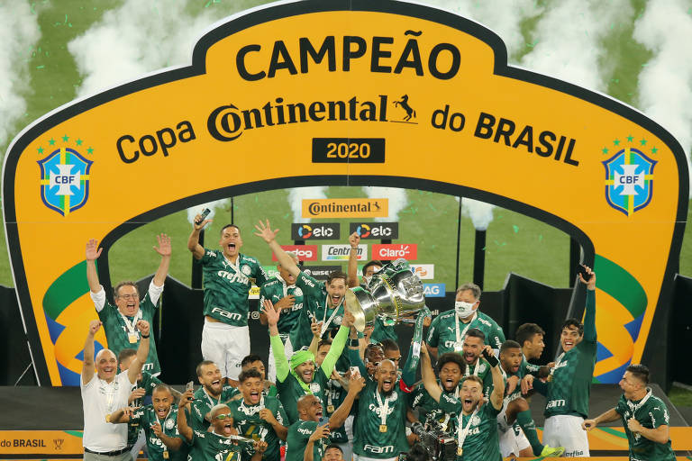 Palmeiras campeão mata rivais em contra-golpes