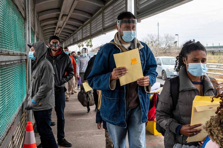 Migrantes de aproximam da fronteira com Brownsville, no Texas