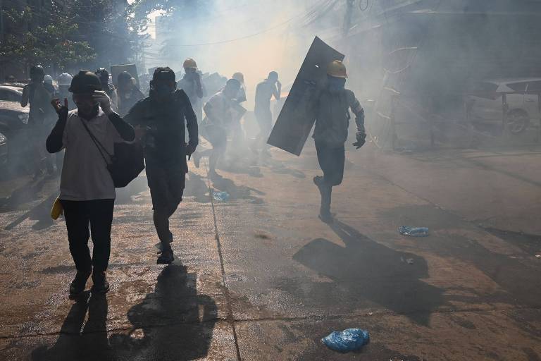 Polícia reprime protestos em Mianmar, e parlamentar morre durante interrogatório