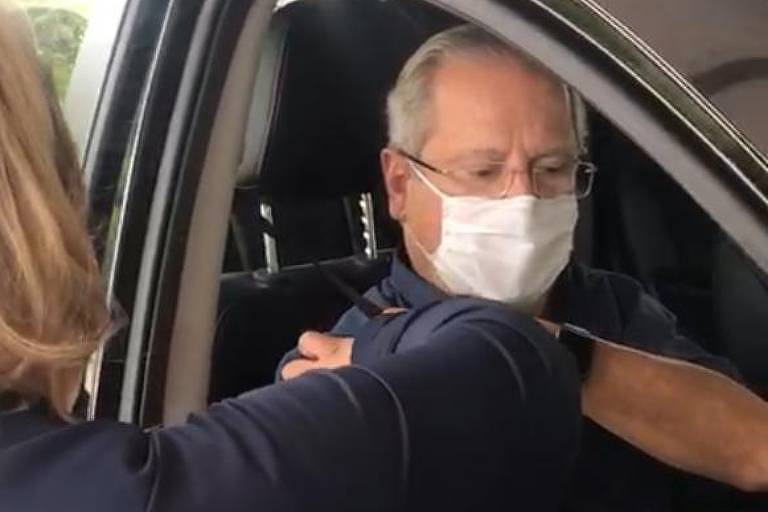 José Dirceu recebe primeira dose da vacina contra Covid-19 e grita 'fora, Bolsonaro'