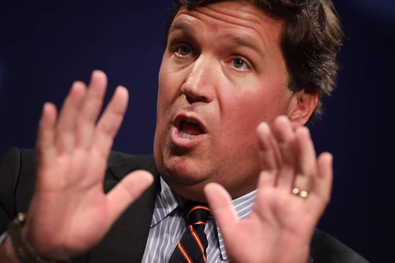 O âncora da Fox News Tucker Carlson durante debate realizado em hotel em Washington