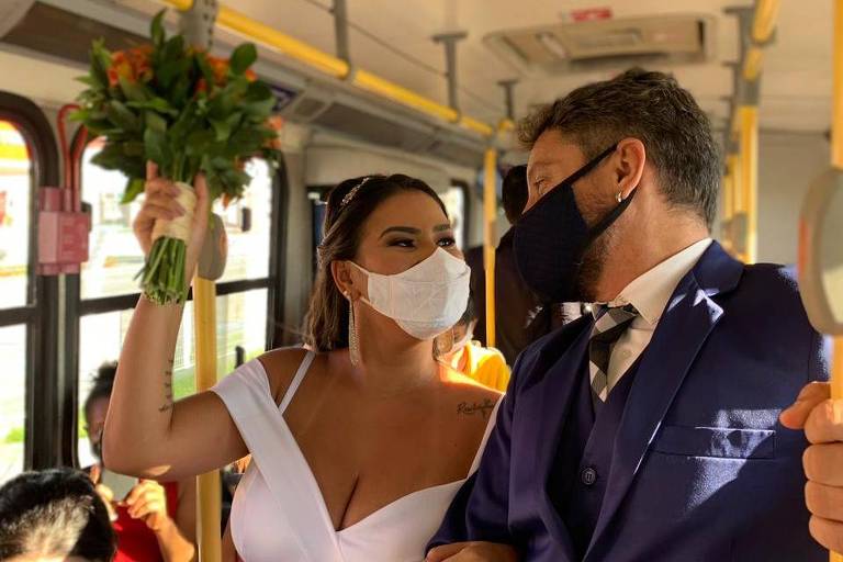 Grupo faz casamento simbólico em ônibus em Sergipe para pedir auxílio ao setor de eventos
