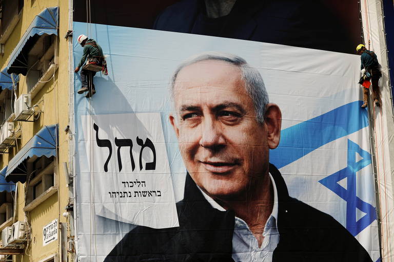 Cartaz de campanha eleitoral com o rosto do premiê de Israel, Biyamin Netanyahu, em Tel Aviv