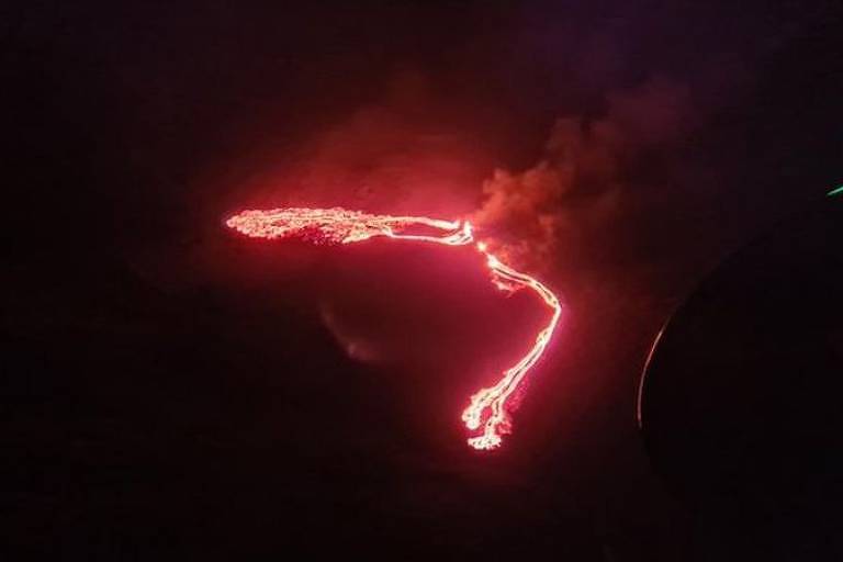 Vulcão Fagradalsfjall entrou em erupção nesta sexta (19), formando rios de lava
