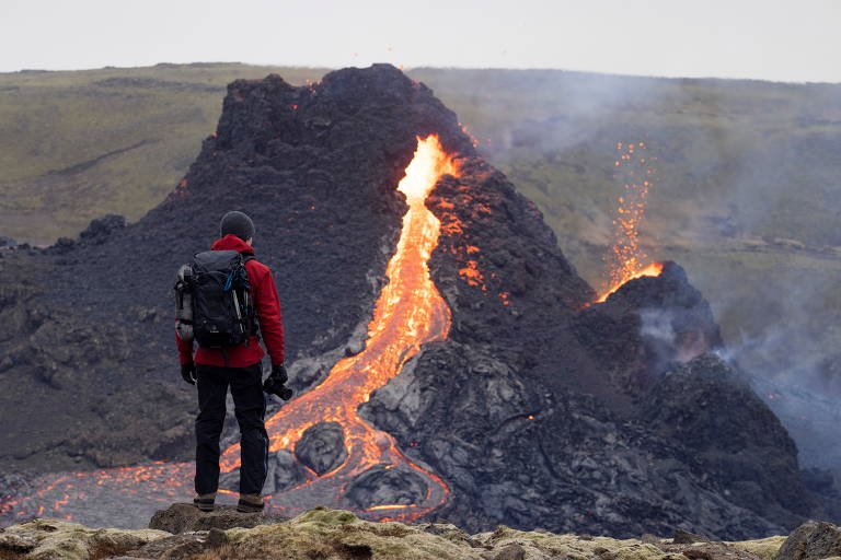 Na Islândia, erupção vulcânica se transforma em enormes gêiseres de lava; veja vídeo