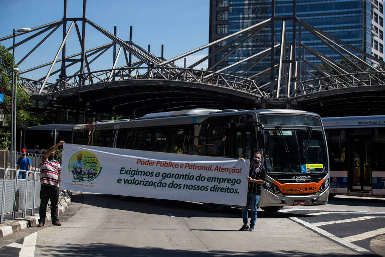 'Dia de lockdown nacional' tem paralisações e protestos em terminais de ônibus e metrô