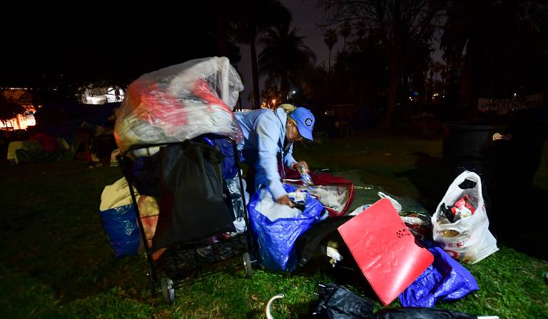 Confronto entre policiais e manifestantes após fechamento de parque em Los Angeles, em 2021