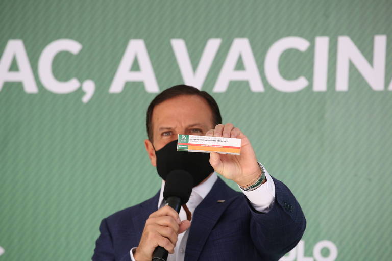 Governador João Doria (PSDB) mostra embalagem da Butanvac, nova candidata a vacina contra a Covid-19 produzida pelo Butantan