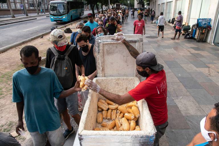 Moradores de rua fazem fila por café da manhã no Rio