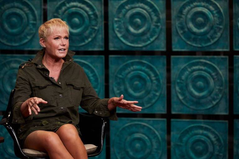 À espera de sua nave, Xuxa começa a montar o palco de seu navio