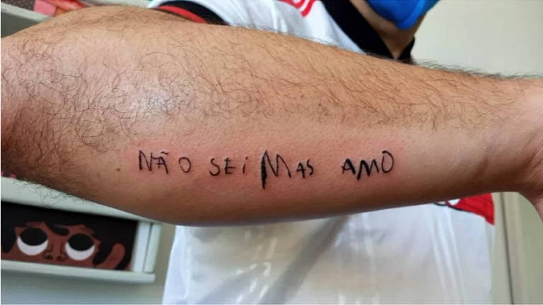 Tatuagem no braço de Gabriel Aragão com frase de seu filho
