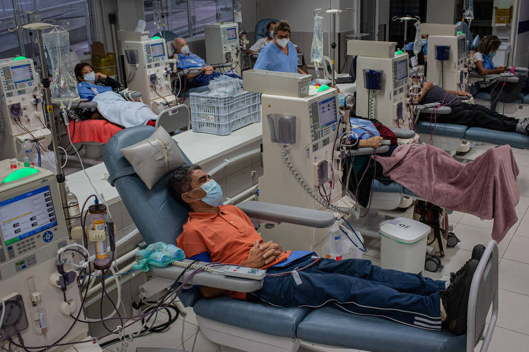Pacientes renais recebem tratamento de diálise em clínica de São Paulo