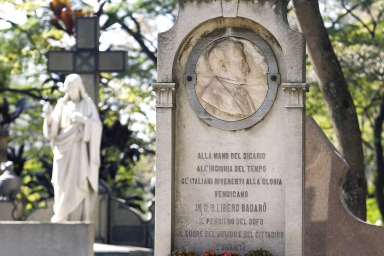 Túmulo do jornalista Líbero Badaró (1798-1830), no cemitério da Consolação, em São Paulo