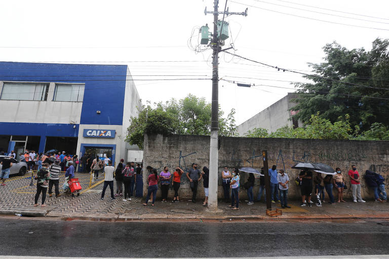 Filas na Caixa no primeiro dia de liberação do auxílio emergencial 2021