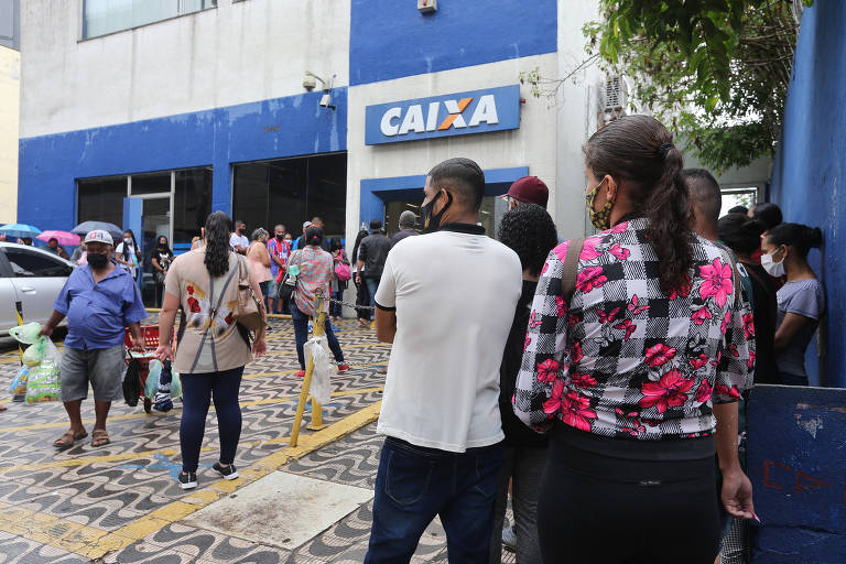 Filas na Caixa no primeiro dia de liberação do auxílio emergencial 2021