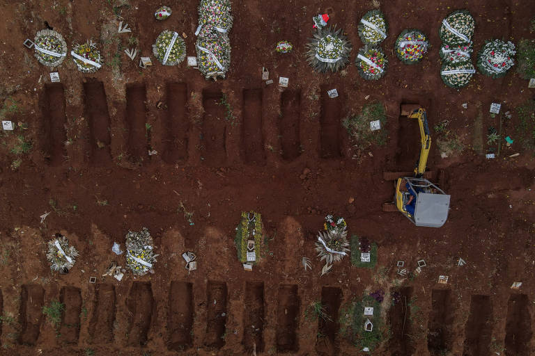 Escavadeiras abrem covas no cemitério da Vila Formosa, na zona leste de São Paulo 
