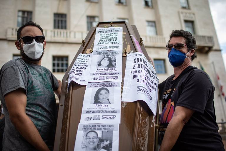 Servidores municipais levam caixão para porta da prefeitura de SP