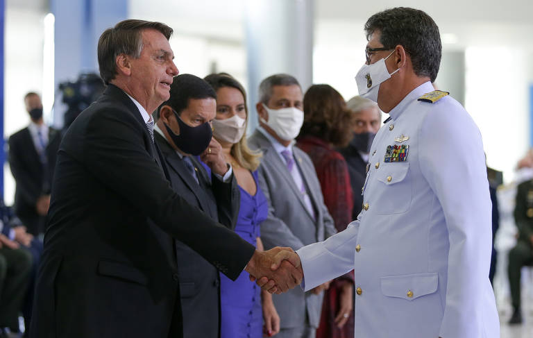 No auge da pandemia, Bolsonaro aperta a mão de militares e tira a máscara