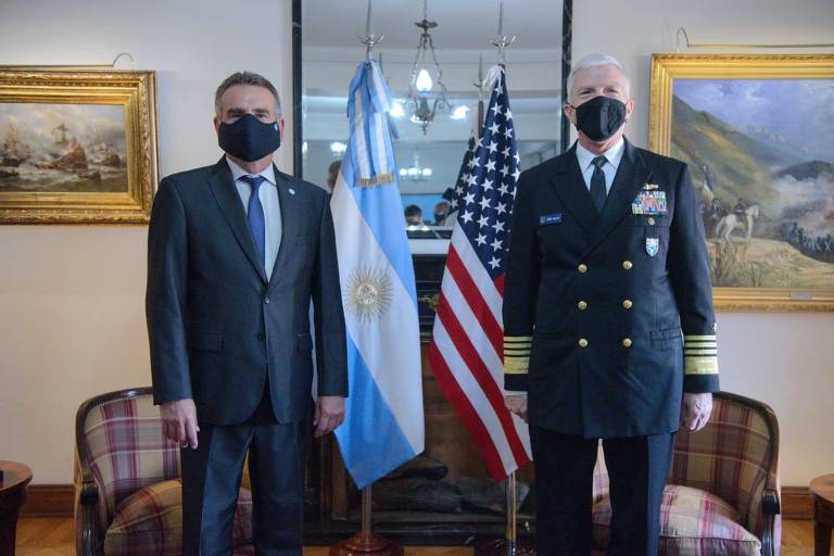 O ministro da Defesa da Argentina, Agustín Rossi, ao lado do almirante Craig Faller, chefe do Comando Sul dos EUA, em Buenos Aires