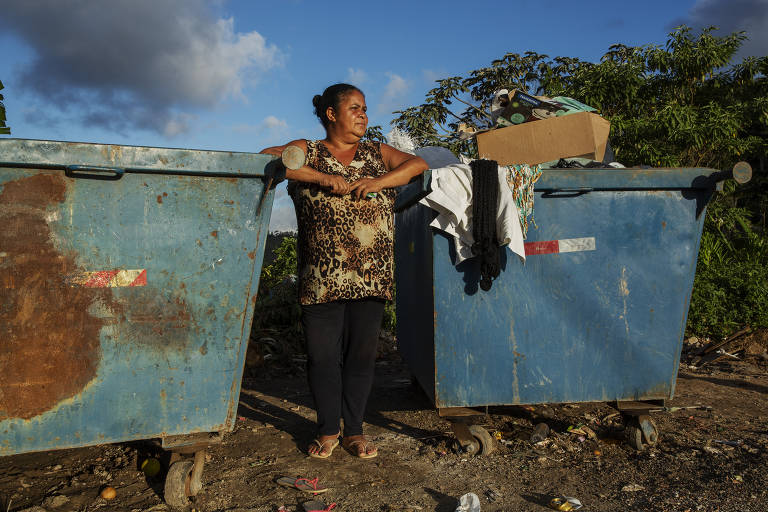 Em Parelheiros, moradores buscam doações e até comida em caçambas de lixo