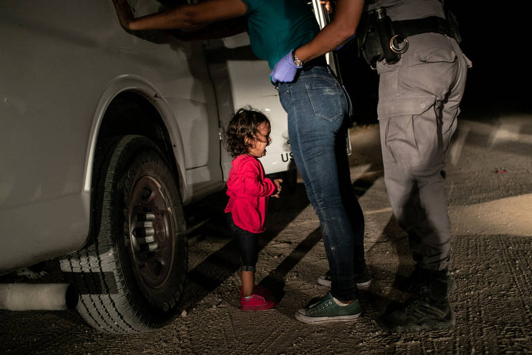 John Moore fotografa migrantes que tentam cruzar fronteira do México com os EUA