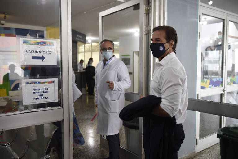 Presidente do Uruguai é criticado por mediação de vacinas para Conmebol