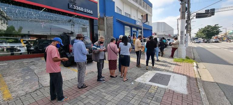 Grande fila do lado de fora de agência da Caixa em São Miguel Paulista, na zona leste de SP, para a liberação do auxílio para quem é do Bolsa Família, em abril