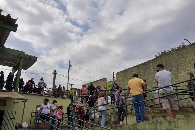 Idosos enfrentam fila para tomar vacina contra a Covid-19