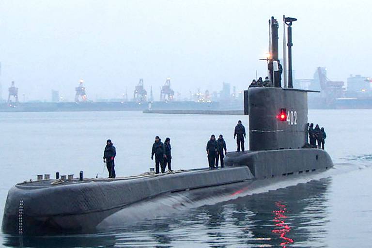 O submarino KRI Nanggala-402, que desapareceu nesta quarta (21), na base naval de Surabaya