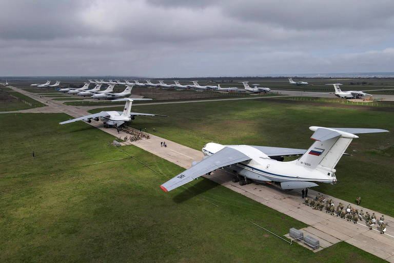 Paraquedistas russos entram em aviões de transporte Il-76 para treino em Taganrog, perto da Crimeia
