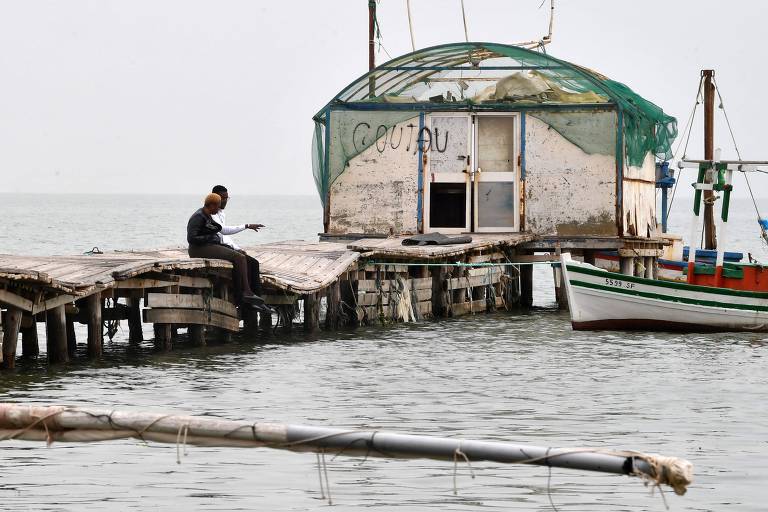 Migrantes africanos em Sidi Mansour, na Tunísia, aguardam por oportunidade para cruzar para Europa