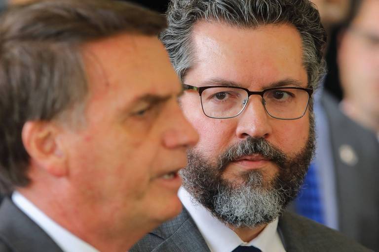 Após queda, Ernesto Araújo vira mártir da direita e é estimulado a se candidatar