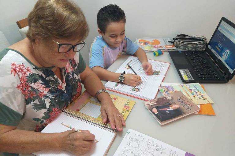 Avó aprende a ler com o neto na pandemia por meio de aula virtual