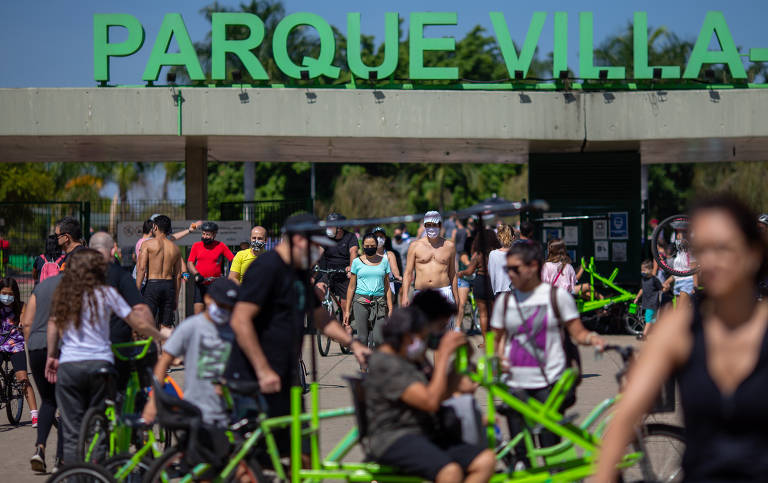 População volta a frequentar parques de SP após reabertura no fim de semana