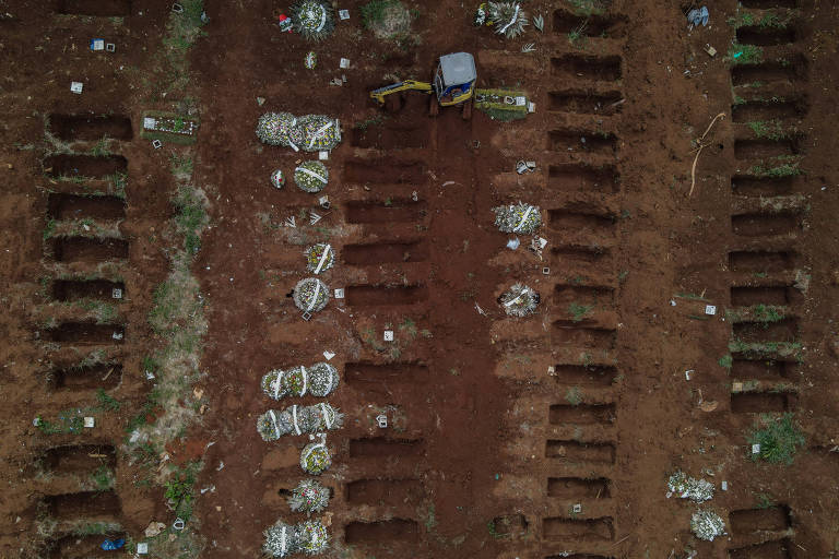 Covas abertas em cemitério, em visão de cima