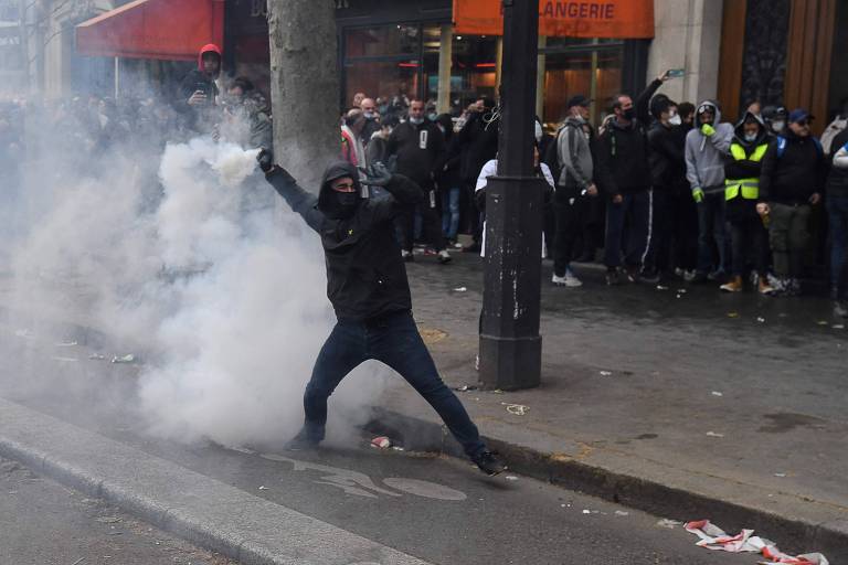 Polícia de Paris detém 46 manifestantes em protesto no Dia do Trabalho