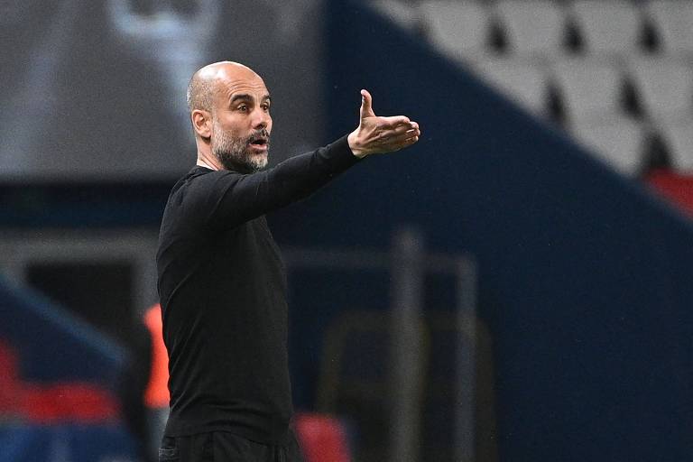 Pep Guardiola dá instruções à beira do gramado diante do PSG, na partida de ida da semifinal da Champions