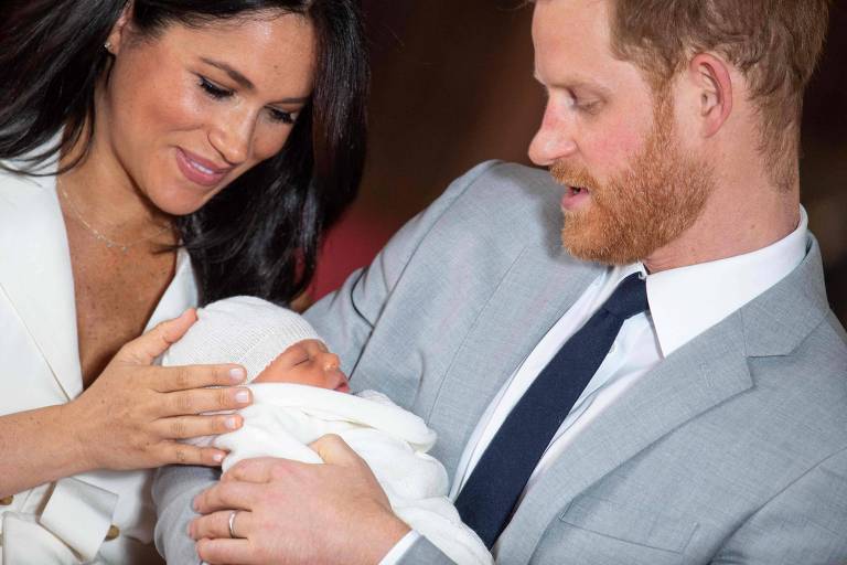 Príncipe Harry, Meghan Markle e Archie (ao centro)