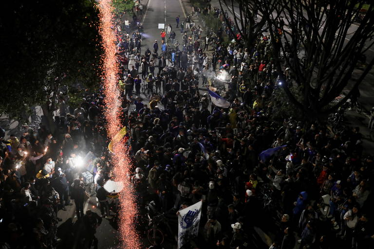 Manifestantes e policiais entram em confronto durante protestos na Colômbia