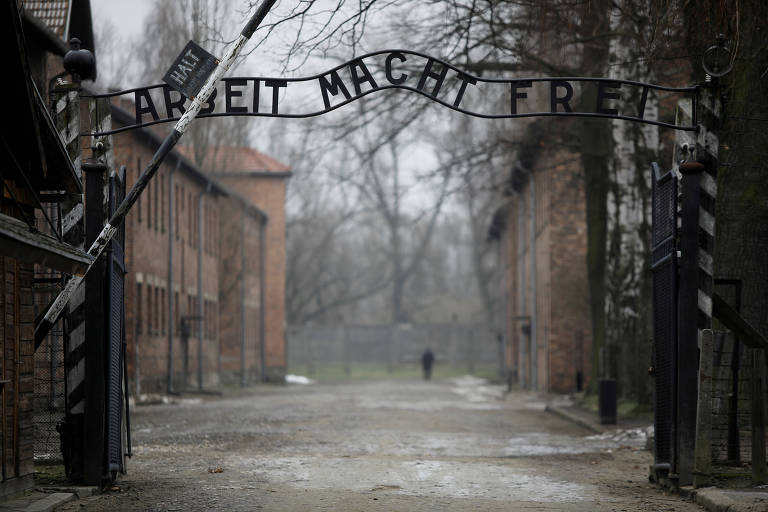 Portão na entrada do antigo campo de concentração de Auschwitz, na Polônia 