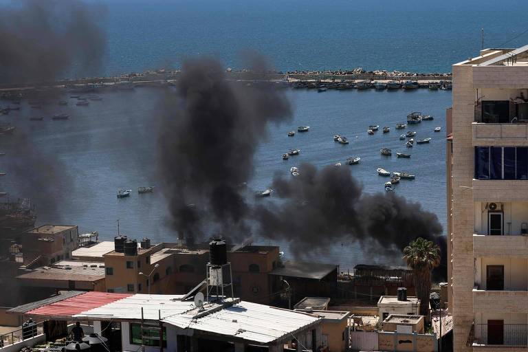 Fumaça após bombardeio aéreo de Israel sobre porto de Gaza 