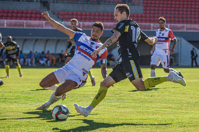 Lance da partida entre FC Cascavel e Cascavel CR, pelo Campeonato Paranaense de 2021