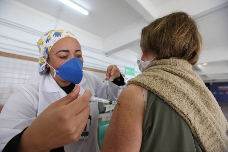 Vacinação contra a gripe na EMEF Chiquinha Rodrigues, em Campo Belo, zona sul