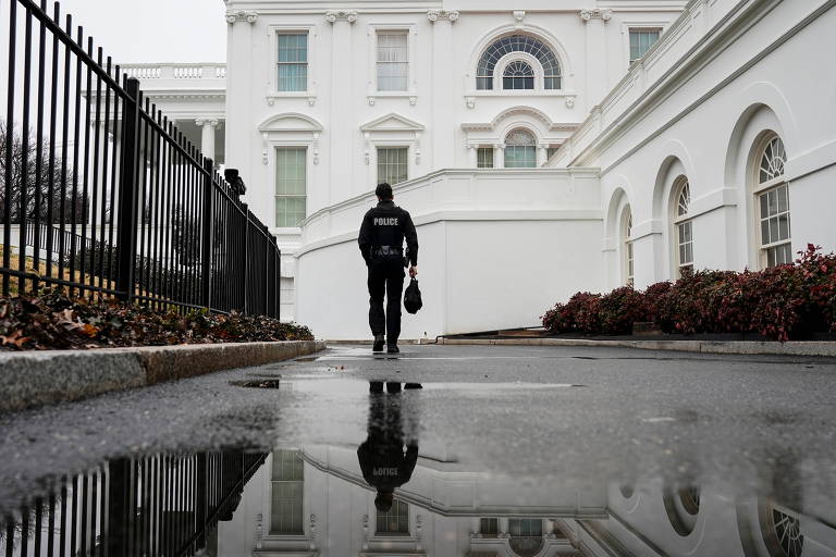 Agente do Serviço Secreto caminha dentro do terreno da Casa Branca, em Washington 