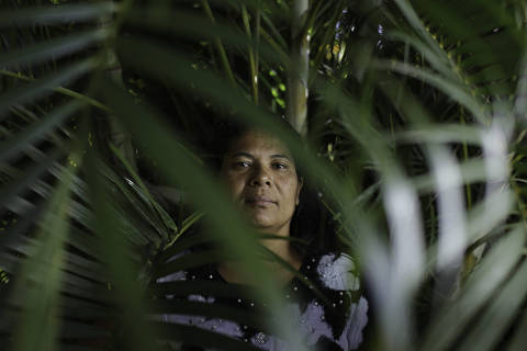 BRASÍLIA, DF, BRASIL, 05-05-2021, 15h00: Retrato de Cleusa Ribeiro Campos em sua casa na cidade de Samambaia para o especial sobre Exploração Sexual Infantil. (Foto: Raul Spinassé/Folhapress, Sup. Especiais) ***EXCLUSIVO FOLHA****